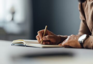 Mulher estudando na pós-graduação em tradução.