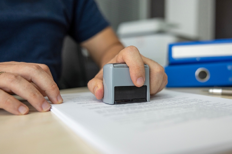 Tradução juramentada deve ser feita por um profissional habilitado.