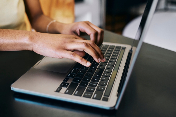 Profissional trabalhando em tradução juramentada.