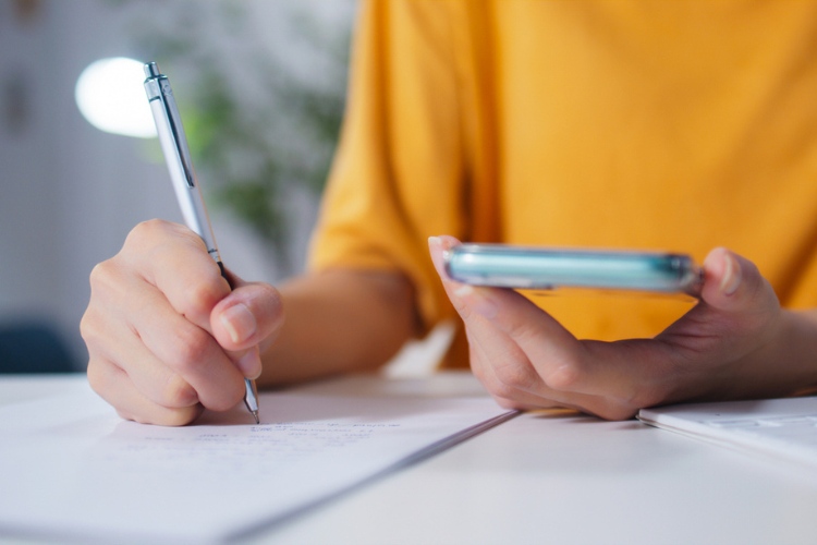 Mulher verificando informações no celular.