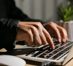 Homem preparando tradução comercial.
