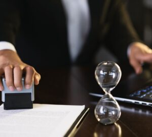 Homem validando uma tradução juramentada francês