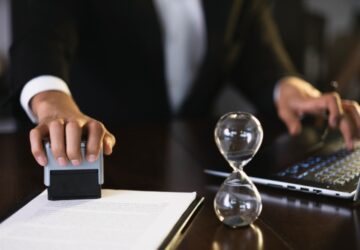 Homem validando uma tradução juramentada francês
