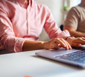 Homem solicita tradução NAATI online.