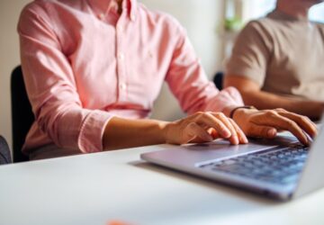 Homem solicita tradução NAATI online.