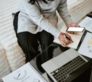 Mulher solicita orçamento de tradução técnica online.