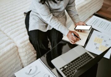 Mulher solicita orçamento de tradução técnica online.