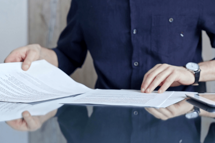 Homem avalia documentos traduzidos.