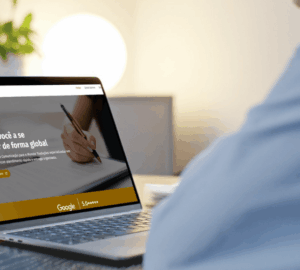 Pessoa usa computador para acessar o site da Traduzzo.
