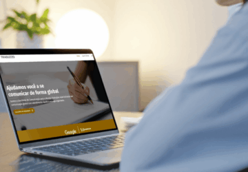 Pessoa usa computador para acessar o site da Traduzzo.
