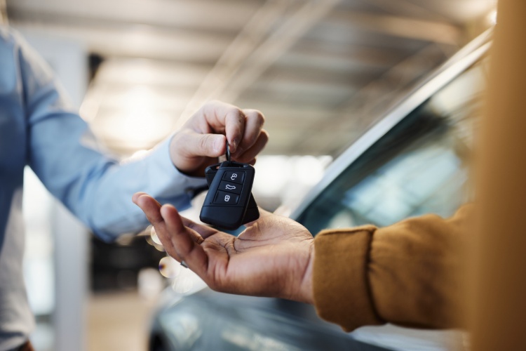 Entrega de chaves em locadora de veículos