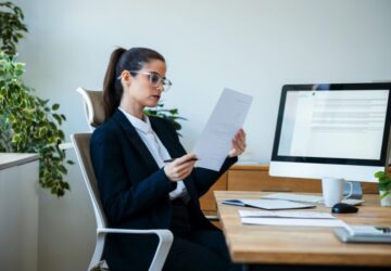 Mulher trabalha em uma das melhores empresas de tradução do mercado.