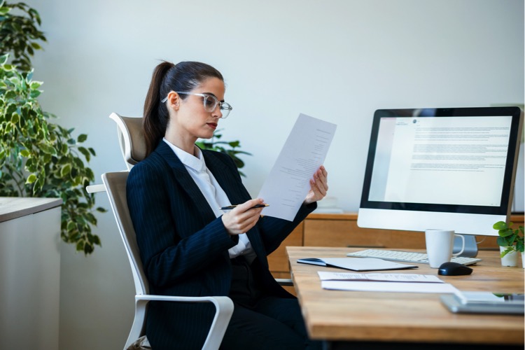 Mulher trabalha em uma das melhores empresas de tradução do mercado.