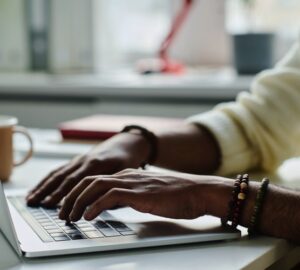 Mulher digita no notebook