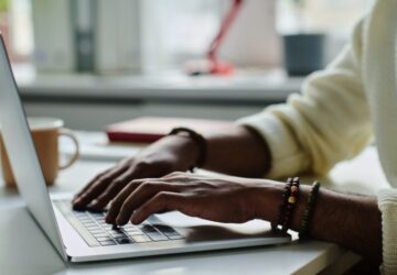 Mulher digita no notebook