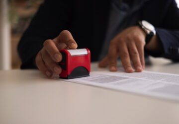 Tradução juramentada precisa ter o carimbo oficial do tradutor.