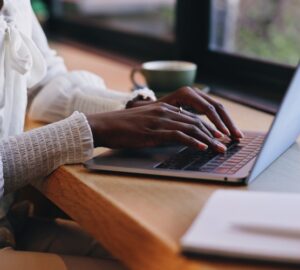 Mulher trabalhando em uma tradução juramentada em 24 horas.