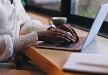 Mulher trabalhando em uma tradução juramentada em 24 horas.