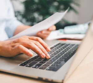 Profissional fazendo tradução juramentada de antecedentes criminais.