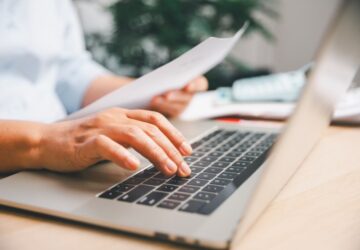 Profissional fazendo tradução juramentada de antecedentes criminais.