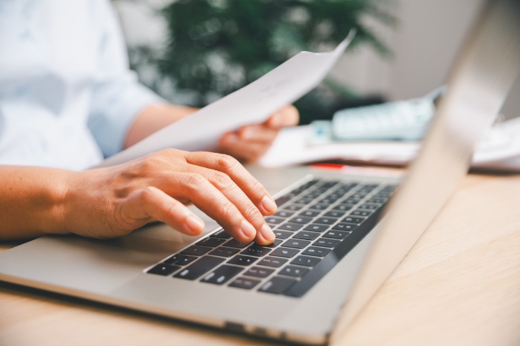 Profissional fazendo tradução juramentada de antecedentes criminais.