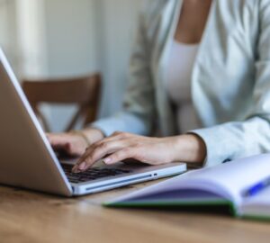 Mulher elaborando tradução juramentada inglês.