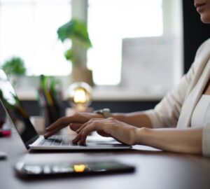 Mulher solicita tradução NAATI online.