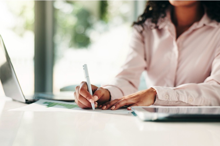 Mulher trabalhando em um escritório