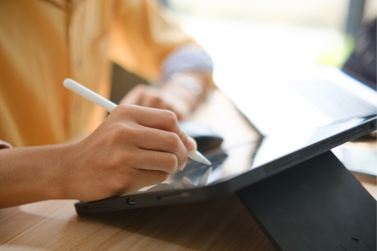 Mulher contratando serviço de tradução juramentada em São Paulo.