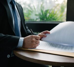 Homem assinando tradução juramentada no Amapá.