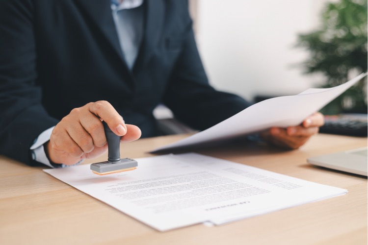 Diferença entre tradução simples e juramentada é a pública.