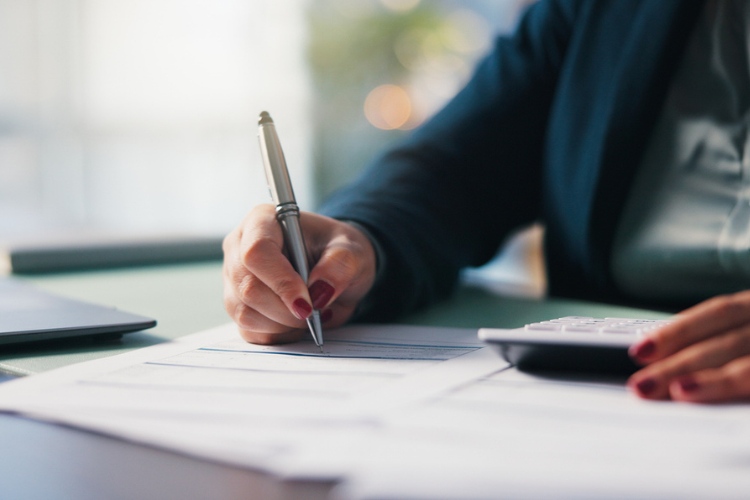 Homem assinando documento no escritório