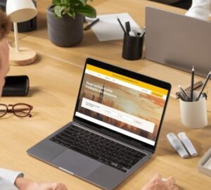 Homem solicita orçamento no site da Yellowling.