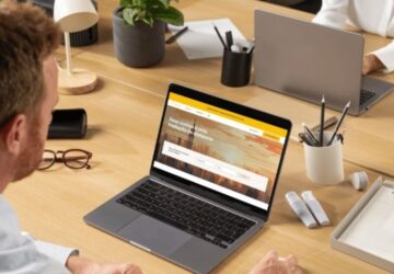 Homem solicita orçamento no site da Yellowling.